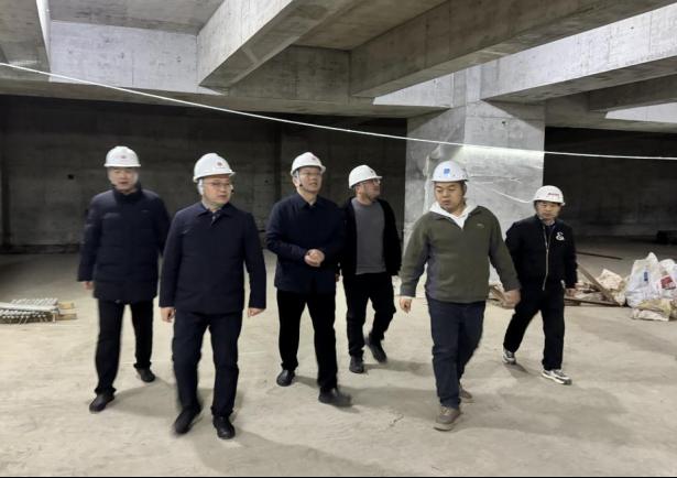 校领导深入施工现场检查工程项目进展情况