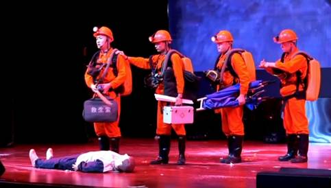 图片包含 人, 男人, 站, 桌子描述已自动生成