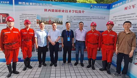 一群人站在一起描述已自动生成