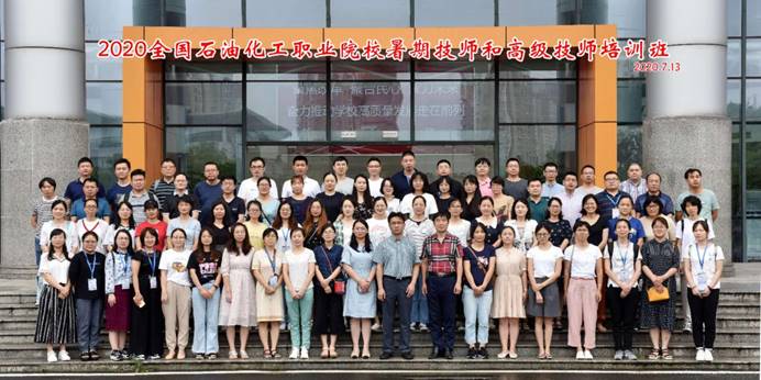 图片包含 人, 建筑, 户外, 一群描述已自动生成